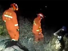 山东滨州 游客登山游玩迷路 消防紧急营救