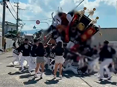 日本大阪 传统庆典花车侧翻致多人伤亡