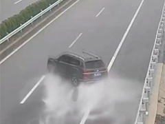 江西赣州 雨天高速行车失控 车辆"漂移"撞上护栏