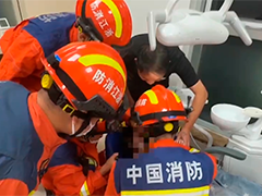 浙江余姚女孩舌头被零食壳咬住 消防员紧急施救