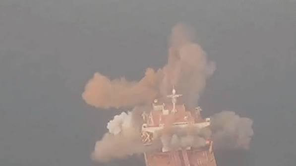 伊朗军方:一油轮在霍尔木兹海峡以东触雷